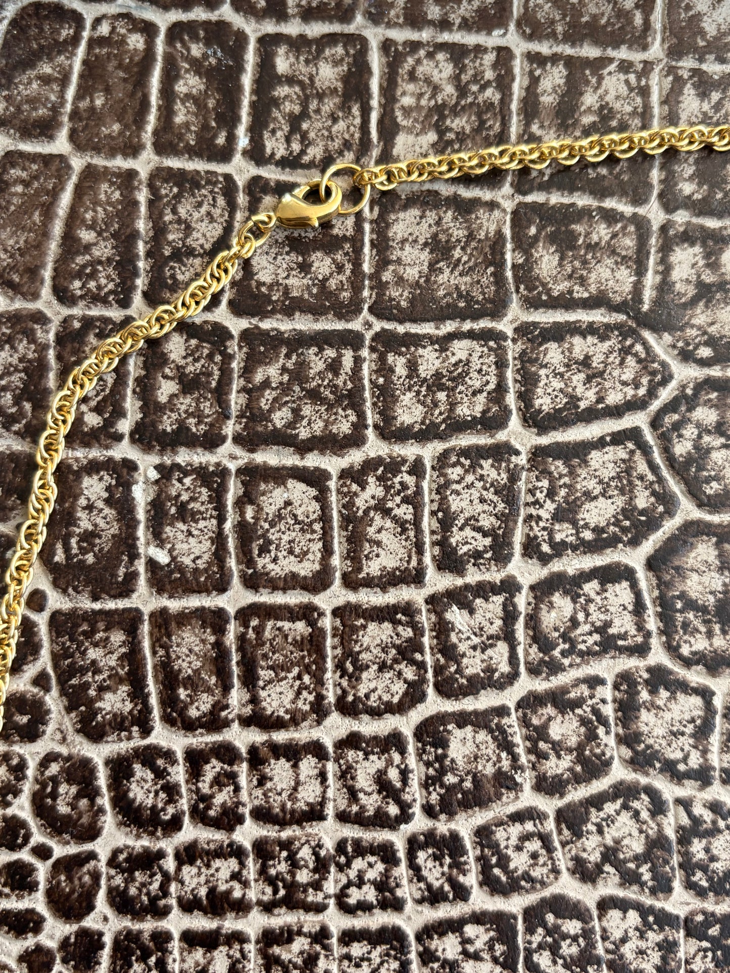 VINTAGE CAMEO LOCKET PENDANT NECKLACE