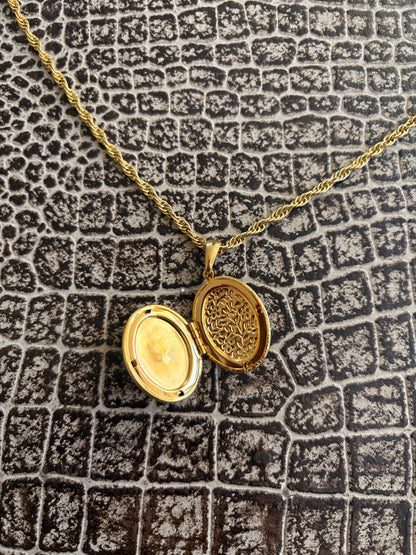 VINTAGE CAMEO LOCKET PENDANT NECKLACE