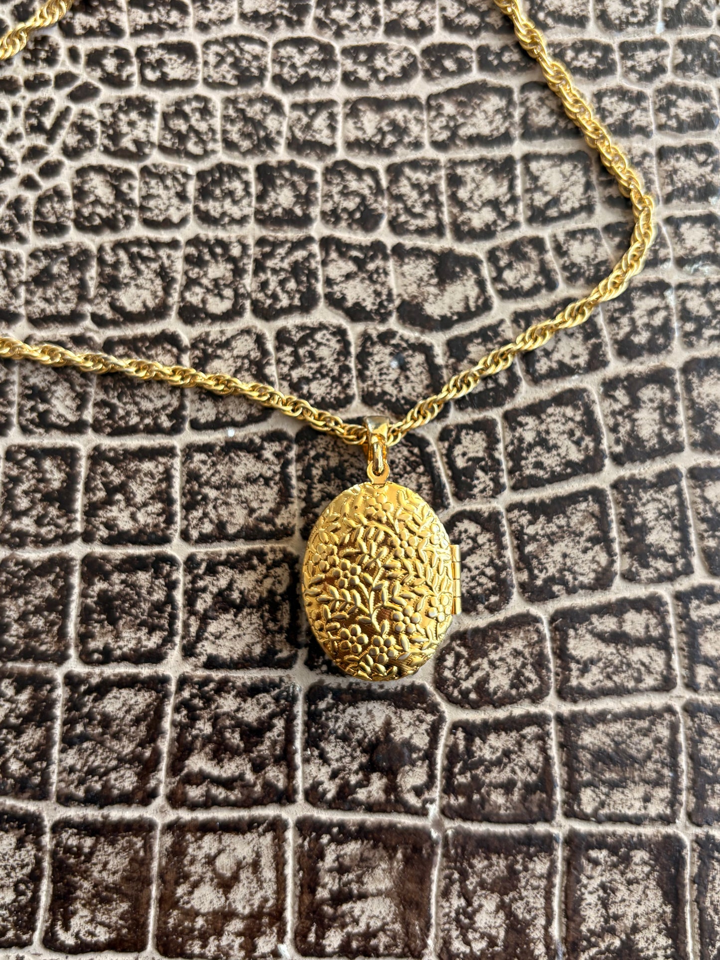 VINTAGE CAMEO LOCKET PENDANT NECKLACE
