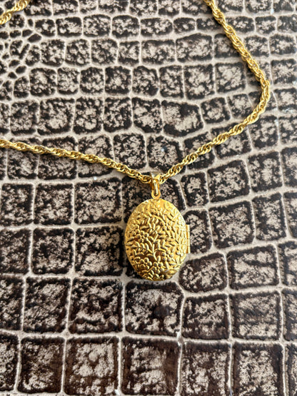 VINTAGE CAMEO LOCKET PENDANT NECKLACE