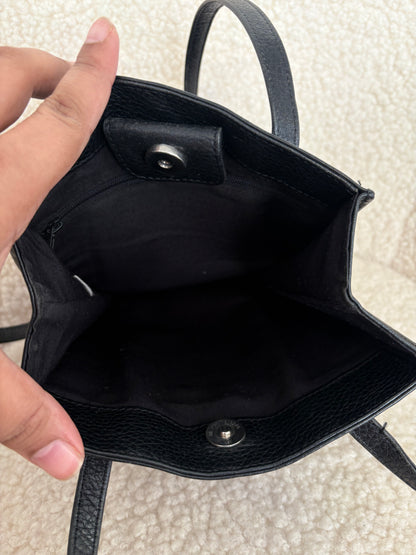 VINTAGE LEATHER GUESS PURSE