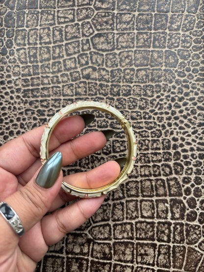 WHITE FLORAL BANGLE