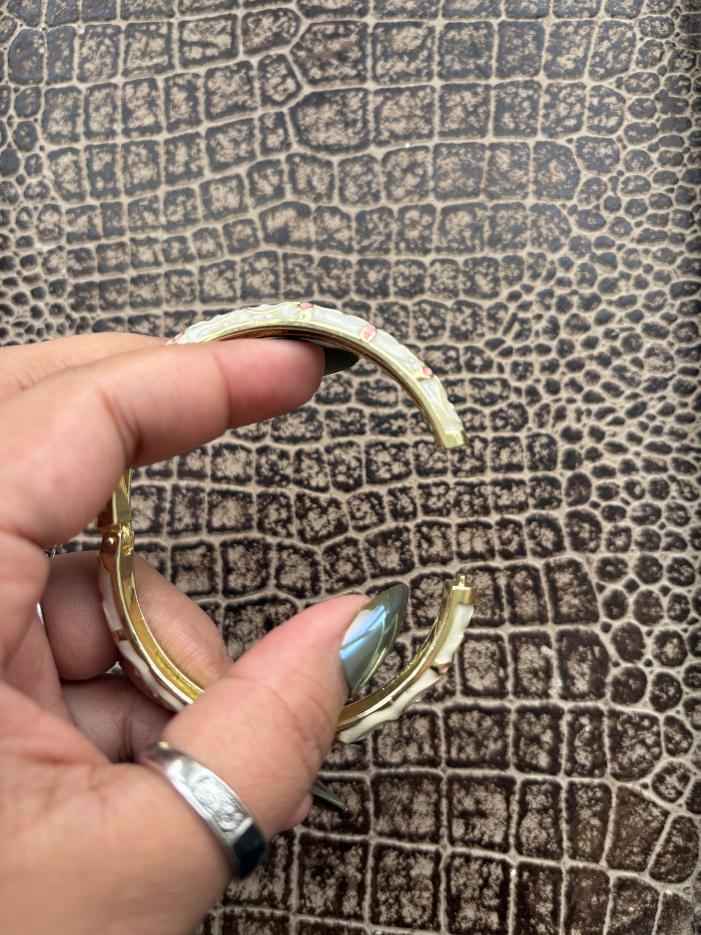 WHITE FLORAL BANGLE