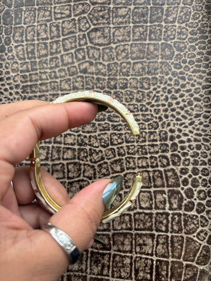 WHITE FLORAL BANGLE