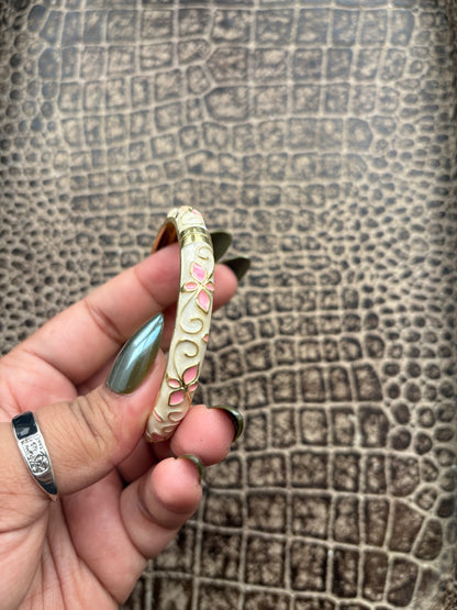 WHITE FLORAL BANGLE