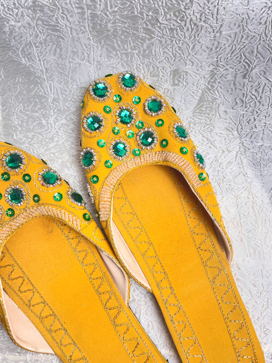 YELLOW AND GREEN OPEN BACK JUTTI